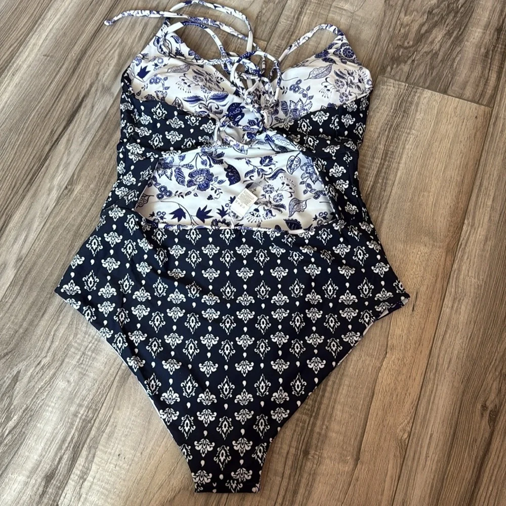 Cupshe Reversible Blue and White Floral One Piece Swimsuit, Lg. - Picture 6 of 6